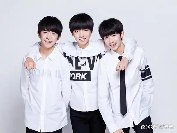 与时代峰峻签订合约,成为了即将风靡全国的男子音乐组合tfboys的一员