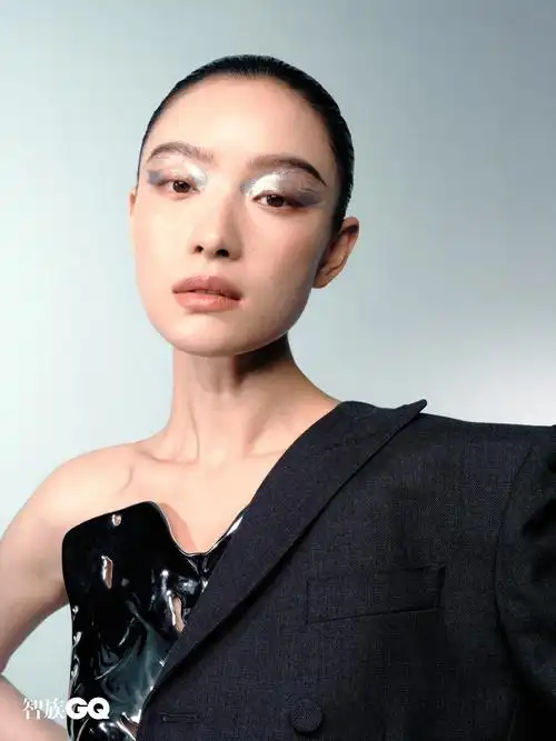 倪妮智族gq二月刊封面,真空穿西服性感撩人,未来感造型冷冽美艳
