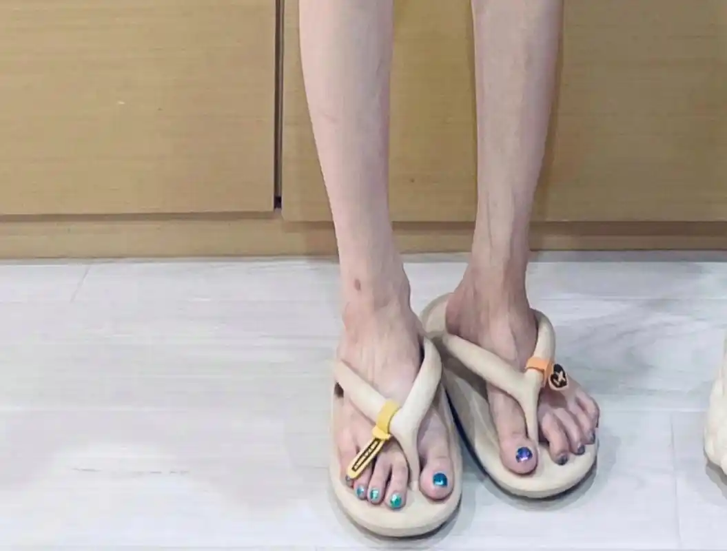 陈小纭  光脚丫