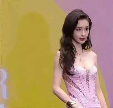 芭莎红毯明星造型:杨紫生图显老热巴大开领赵丽颖美貌不亚于小花_杨颖