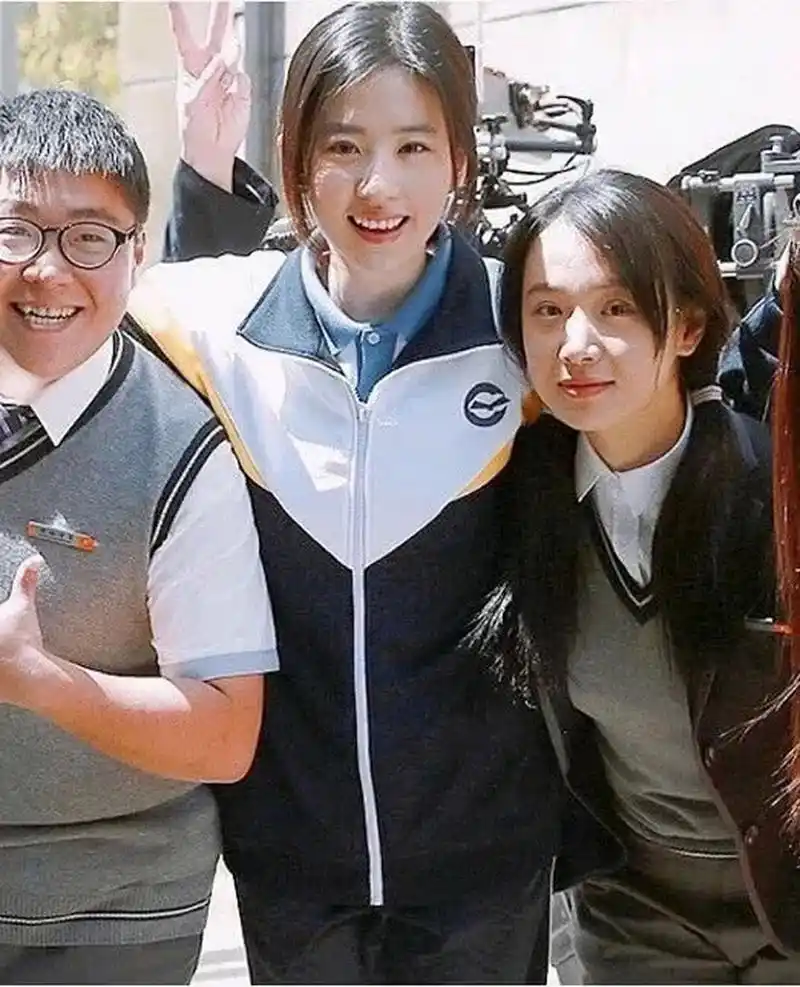 时期的刘亦菲,已经出道很多年的神仙姐姐依旧甜美,那时和她合照的同学