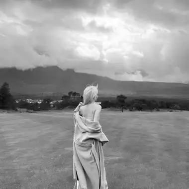 女图背影唯美头像黑白