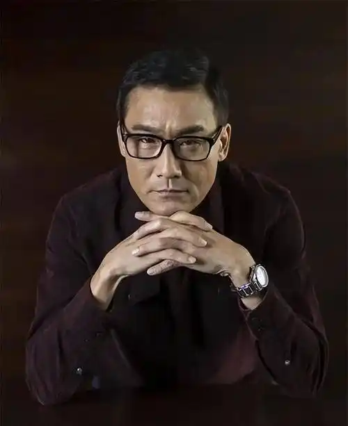 梁家辉只因一句我是中国人,被封杀沦落到街头摆摊,港媒:真男人_江嘉年