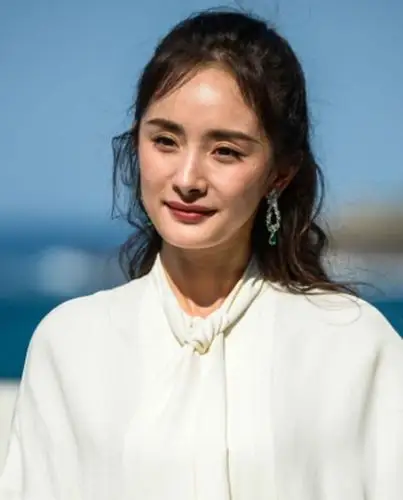 30的赵丽颖怎么老成这样女明星都在拼命留住的少女感渐渐消失了