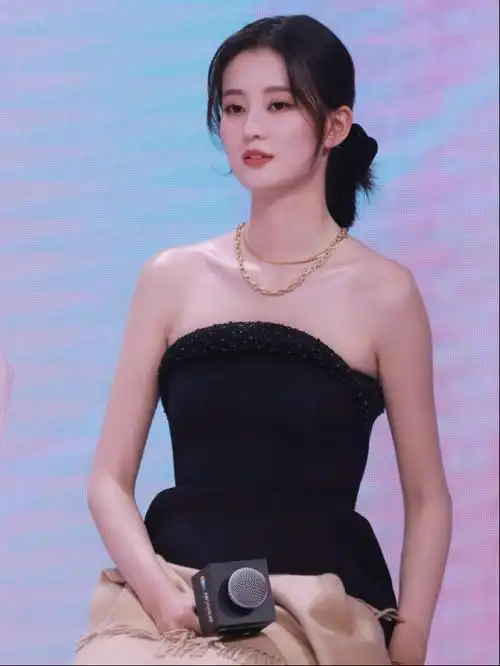 乔欣这种高瘦身材穿短裙真是合适!突出身材优势,大长腿好迷人