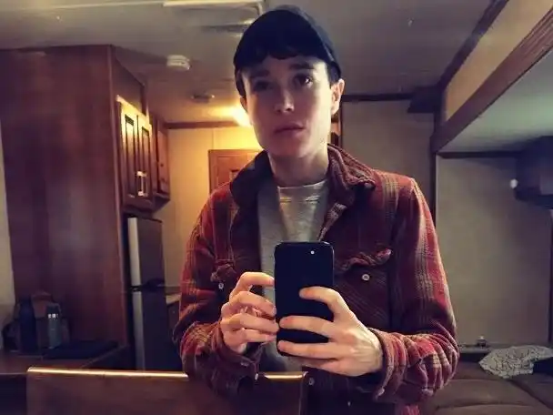 《盗梦空间》艾伦佩吉晒照,微笑秀八块腹肌,无惧曝光手术后刀疤