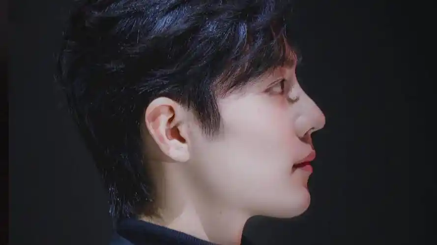 邻家男孩肖战时尚帅气阳光写真,高清壁纸图片,大陆明星-回车桌面