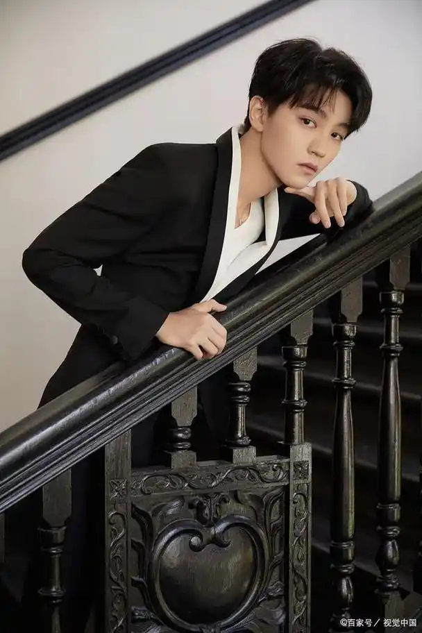 王俊凯养嫂子事件被扒实锤?与杨柳穿情侣鞋,人前避嫌人后黏一起