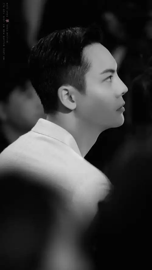 原创浓眉大眼陈伟霆黑白运动装搭配金丝眼镜青春文艺的学院风