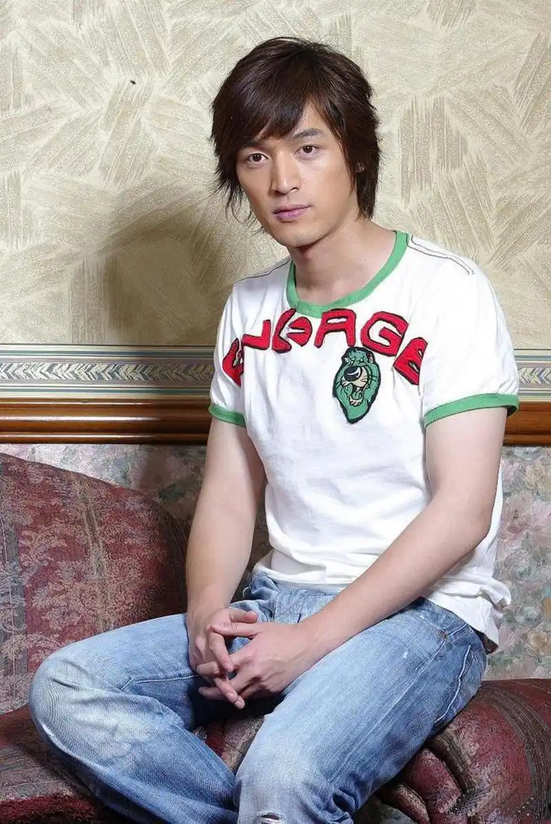 看到这两张胡歌的素颜照,而且还是他年轻时候的素颜照,突然觉得他好