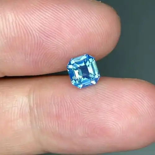 136ct无烧冰雪蓝蓝宝石饱和度很高的一颗