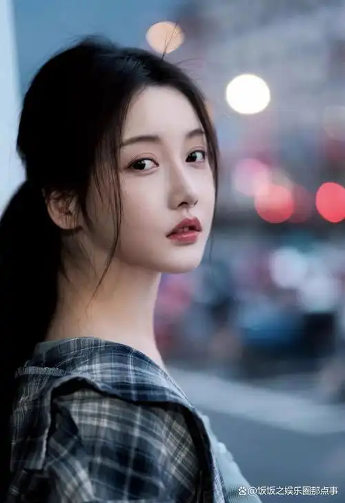 姜贞羽地铁大片:清水淡妆,自然之美