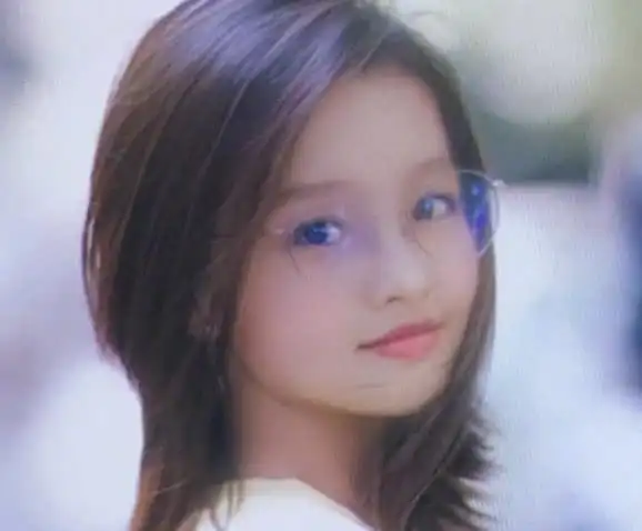 李沁微博晒美照,"童年幼照"却意外被扒!网友:天生美人坯子