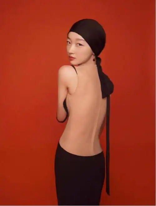 周冬雨真是太有感染力了,最新杂志照变复古女郎,身材纤瘦太轻薄_手机