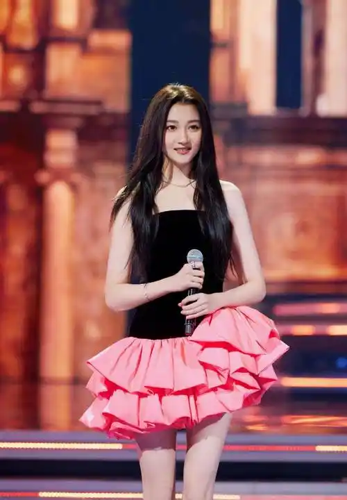 时尚女神造型指南:宋茜,白鹿,关晓彤三位演绎黑裙魅力的伟大女演员!