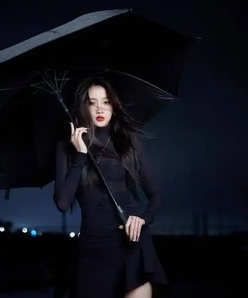 关晓彤暗夜撑伞大片,黑色紧身裙,红唇长发,冷冽而危险_故事