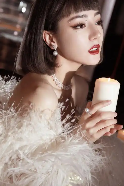 微博之夜##迪丽热巴复古波波头羽毛披风造型