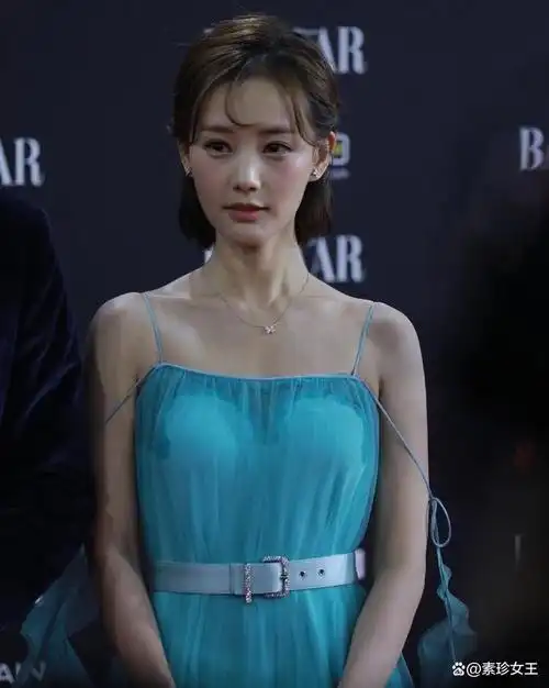 网传女明星李一桐因颜值爆表,又与赵丽颖有几分相似,当过赵丽颖替身而