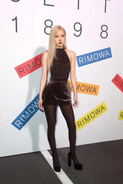 现身纽约出席rimowaseit1898纽约展的blackpink的rosé