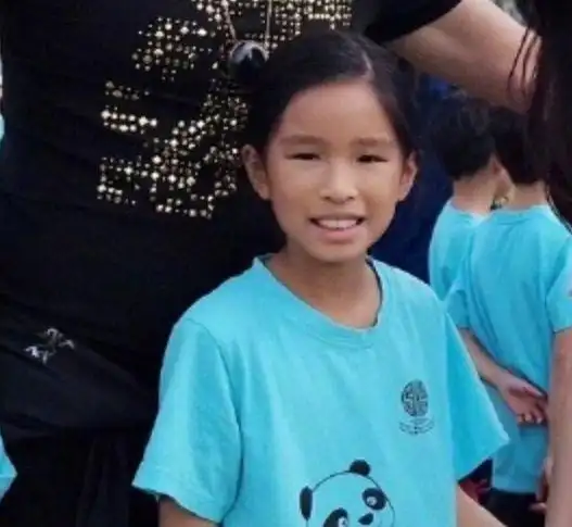 张庭晒儿女近照,9岁女儿小眼睛黑皮肤,完全没有继承妈妈的美貌