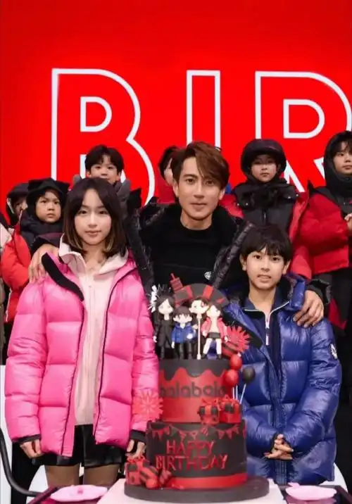 吴尊晒45岁庆生照,和老婆甜蜜亲亲撒狗粮,两口子逆龄