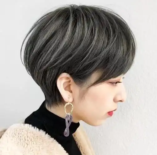 齐耳短发能够突出五官的精致度,进而减龄,让你显得更加年轻.