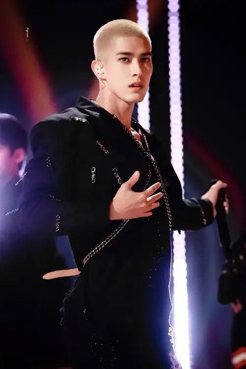 米卡 into1门面主唱