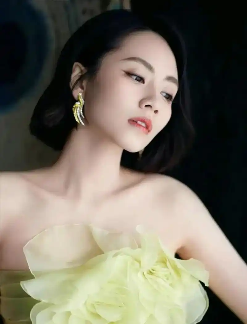 一组刘惜君姐姐很有大片气感淡黄色长抹胸裙性感迷人风情雅苑惊艳妩媚