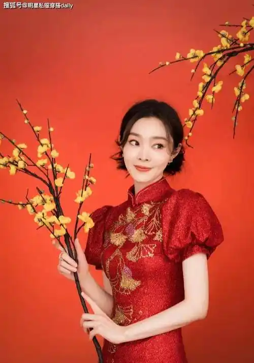 旗袍最大的优势,就在于其合身的剪裁,将女孩子优美好看的身材曲线