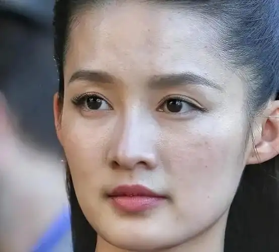 所以,希望明星们在精修自己的同时,不要被虚荣心支配,遵从真实,以增进