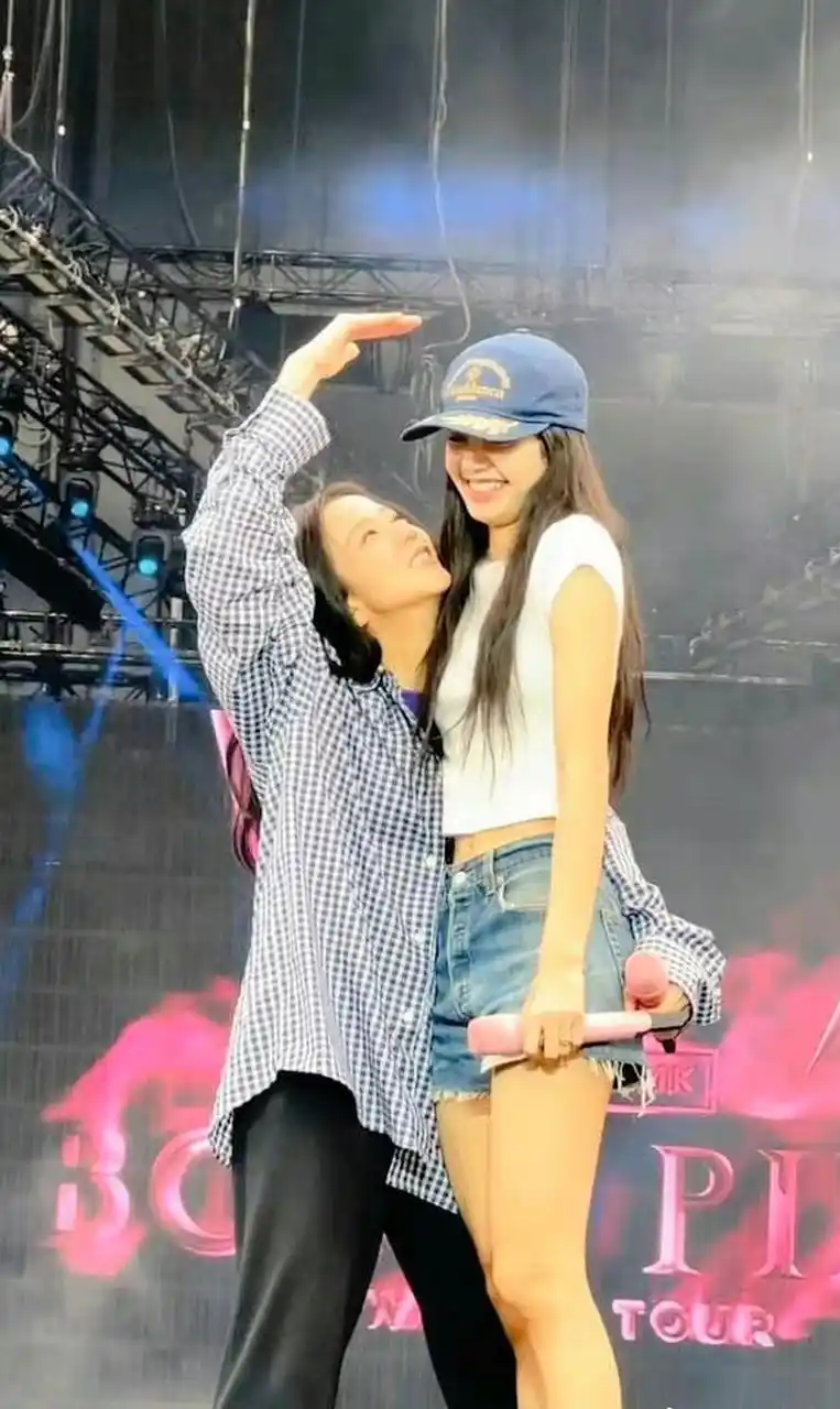 black pink成员互相比身高,lisa和朴彩英简直赢麻了!