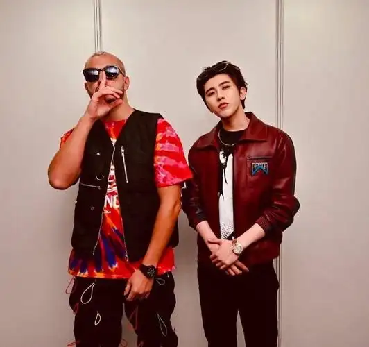 蔡徐坤最新合照#这哥每次出现都和音乐相关与音乐人合影 1