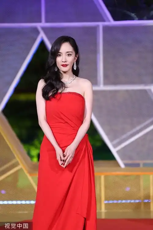 杨幂亮相32届金鸡奖红毯 抹胸红裙妩媚性感