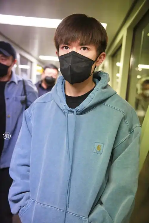 易烊千玺蓝色卫衣机场路透##易烊千玺顺毛刘海