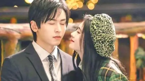 鞠婧祎张哲瀚游乐场狂秀恩爱,当众献吻太甜