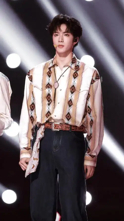 刘耀文叁重楼暨出道四周年演唱会##姐姐真漂亮##刘耀文露肩衬衫