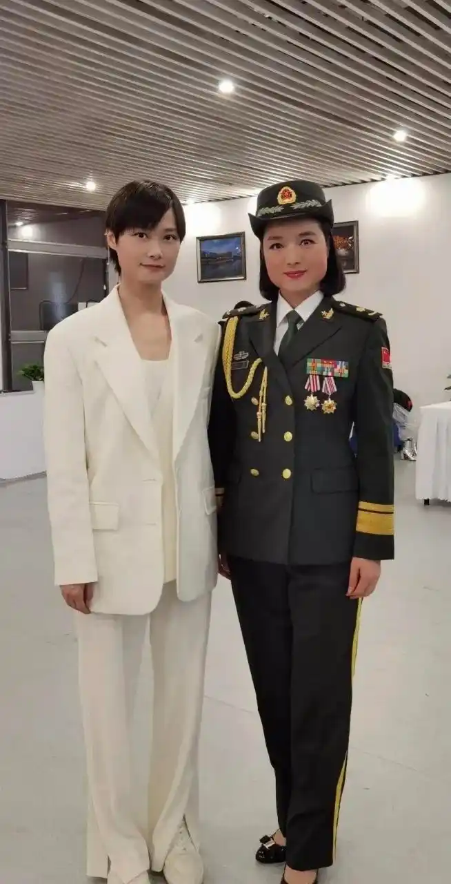 《久别的人》白雪穿军装本就英姿飒爽,没想换上裙装更是惊艳,面庞圆润