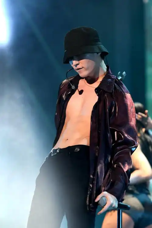 张艺兴更是在现场大胆秀起了好身材,伴随着音乐舞动起身子.