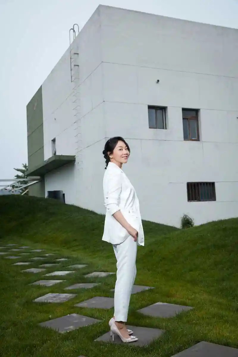 毛阿敏又美回来了,一身白色穿搭配短发很高级,身材高挑气场足