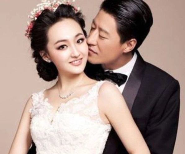 爱上大13岁的二婚男,在对方丑闻满天飞时选择结婚,如今生活幸福美满