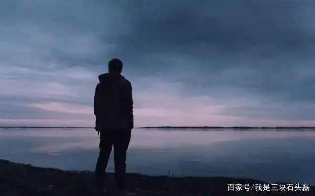 不会哭泣,但是因为爱情我经常哭泣,我是不是太不坚强了.