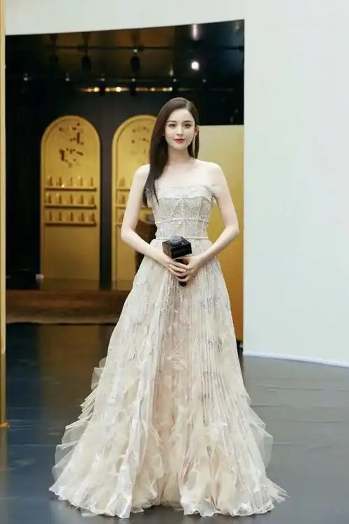 古力娜扎晚礼服有隆胸的效果?v领的裙子大秀事业线,众人美晕