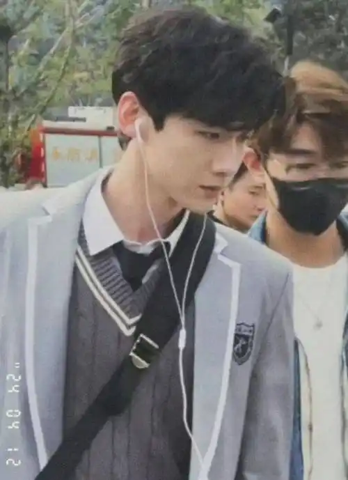 白敬亭校服路透照,掀起一波校园回忆杀!_照片_阳光_魅力