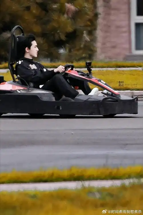 宋亚轩机车造型