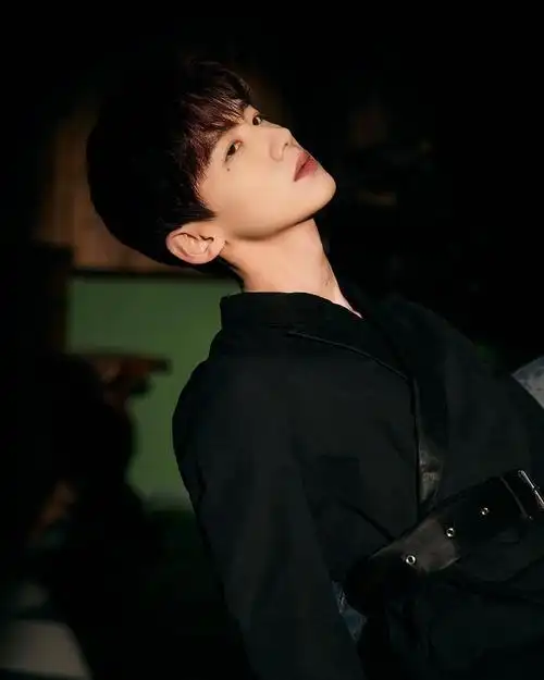 白敬亭社交平台更新了新的大片,白白侧颜真是太绝了吧!