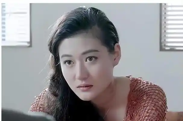 陈宝莲跳楼21年后儿子由王菲经纪人抚养与干爹黄任中模样相似