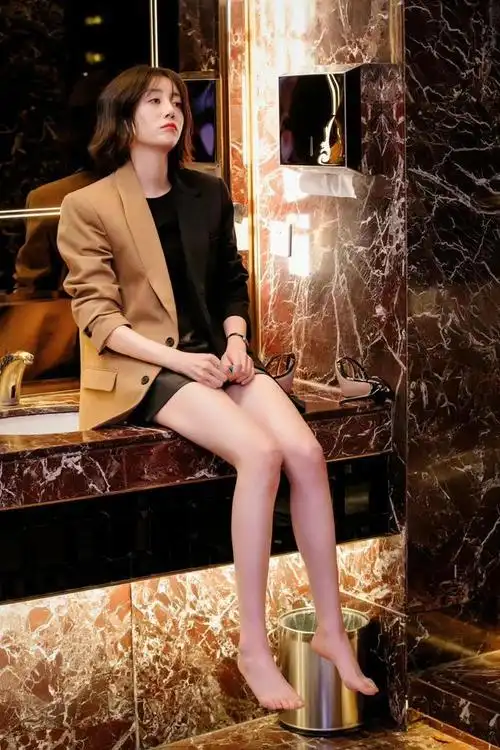 李溪芮身材好就是任性穿挂脖上衣秀纸片人身材香肩美背简直了