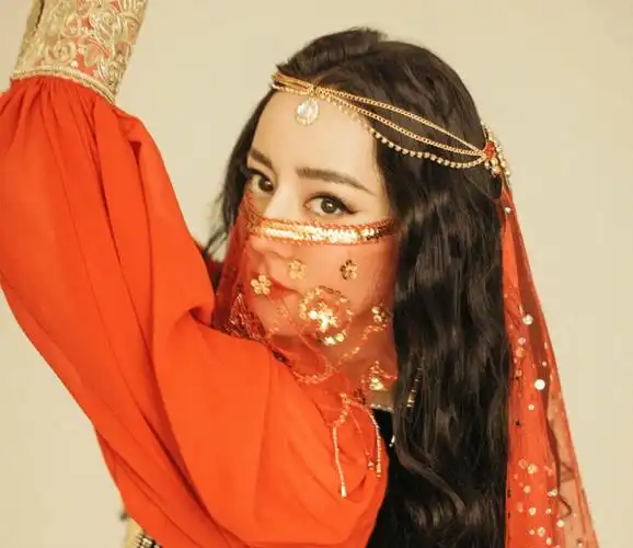 在出道后迪丽热巴陆续出演了《风中奇缘》《古剑奇谭》《三生三世十里