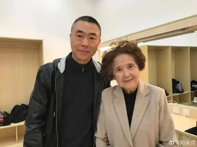 组图:导演刘家成晒昔日合影悼念鲁园 难忘老师身影牢记叮咛