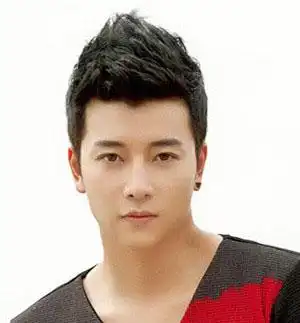 这款露额头的蓬松上翘的飞机头短发造型,就很不错呢,搭配笔挺的西装